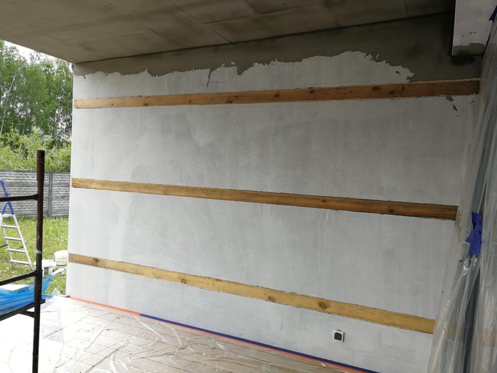 ściana z drewnianych listewek/kantówek