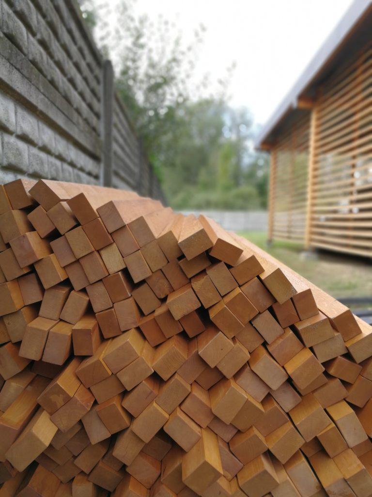 ściana z drewnianych listewek/kantówek